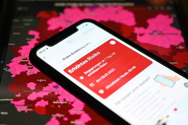 Stock- und Symbolbilder I 06.09.2022 Corona-Warn-App, Corona Warn App, rot, erhöhtes Risiko, Begegnungen an 1 Tag mit erhöhtem Risiko, Risikobegegnung, rote Anzeige in der App. Hamburg Studio Hamburg Deutschland *** Stock and icon images I 06 09 2022 Corona warning app, Corona warning app, red, increased risk, encounters on 1 day with increased risk, risk encounter, red display in the app Hamburg Studio Hamburg Germany. Copyright: xLobeca FelixxSchlikisx