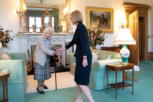 . 06 09 2022. Balmoral, United Kingdom. Queen Elizabeth II welcomes Liz Truss, during an audience at Balmoral, Scotland, where she invited the newly elected leader of the Conservative party to become the new Prime Minister of the United Kingdom.  xi-Imagesx Poolx IIM-23731-0001