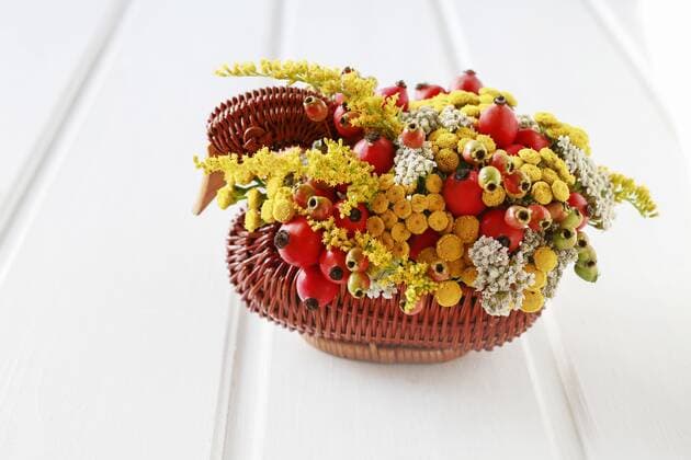 Bouquet of flowers in wicker goose. Table centerpiece idea for St. Martin s Day or St. Hubert s Day. Step by step, tutorial.  BEW1D9682F4
