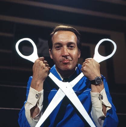 Das Kreuzworträtselspiel Das Kreuzworträtselspiel, Spielshow, Deutschland 1971, Mitwirkende: Ernst Stankovski als Friseur im blauen Hemd mit übergroßer Schere., Deutschland Copyright: ArthurxGrimm UnitedArchives82008053 EDITORIAL USE ONLY