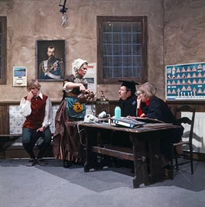 Dalli Dalli Dalli Dalli, Spielshow, Deutschland 1971 - 1986, Sendung vom 4. November 1971, Sketch Der zerbrochene Krug mit Uwe Friedrichsen, Ingrid van bergen, Ekkehard Fritsch und Gerd Vespermann., Deutschland Copyright: ArthurxGrimm UnitedArchives82008144 EDITORIAL USE ONLY