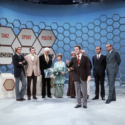 Dalli Dalli Dalli Dalli, Spielshow, Deutschland 1971 - 1986, Sendung vom 4. November 1971, Moderator Hans Rosenthal beim Finale der Show mit allen Mannschaften., Deutschland Copyright: ArthurxGrimm UnitedArchives82008145 EDITORIAL USE ONLY