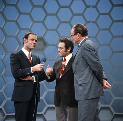 Dalli Dalli Dalli Dalli, Spielshow, Deutschland 1971 - 1986, Sendung vom 4. November 1971, Moderator Hans Rosenthal zwischen Dr. Hans Georg Wolters und Konrad Kraske vom Team Politik ., Deutschland Copyright: ArthurxGrimm UnitedArchives82008151 EDITORIAL USE ONLY