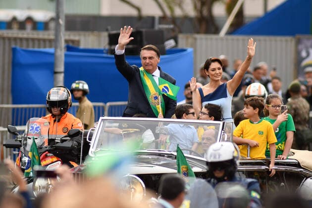 News Themen der Woche KW36 News Bilder des Tages BRASÍLIA, DF - 07.09.2022: COMEMORAÇÕES 7 DE SETEMBRO EM BRASÍLIA - Photo President Jair Bolsonaro Arriving at the Parade in an open car next to Primera Dama Michele Bolsonaro. This Wednesday (7th) the commemorations of the Bicentennial of the independence of Brazil take place on September 7th. The event in Brasília was attended by President Jair Bolsonaro and several authorities. x2260986x  TonxMolina