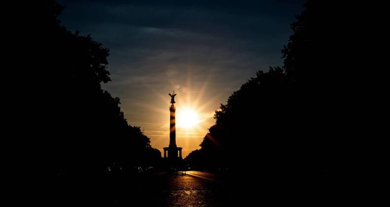 Berlin erwacht: Morgenstimmung eingefangen kurz nach Sonnenaufgang am 04.09.2022. Die Sonne ist mit sternfoermigen Strahlen hinter der Siegessaeule zu sehen. Berlin Stadtteil Tiergarten und Mitte Berlin Deutschland *** Berlin wakes up morning mood captured shortly after sunrise on 04 09 2022 The sun can be seen with starry rays behind the victory column Berlin district Tiergarten and Mitte Berlin Germany Copyright: xBEAUTIFULxSPORTS RaphaelxSchmittx