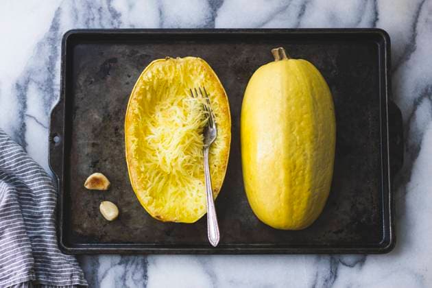 IMAGO Creative: Herbst, Kulinarische Klassiker Spaghetti Squash on a baking tray Copyright: xAlannaxTaylor-Tobinx 12AT0215_99