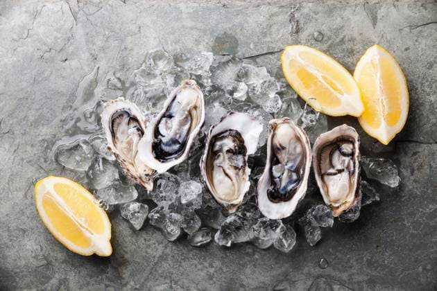 Opened Oysters on stone plate with ice and lemon Copyright: xLisovskayaxNataliax 22LN0615-14