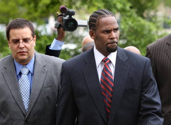 September 1, 2022: R&B star R. Kelly, center, arrives with manager Derrel McDavid, left, at the Cook County Criminal Courts Building for his child pornography trial Tuesday, May 20, 2008, in Chicago. - ZUMAm67_ 20220901_zaf_m67_041 Copyright: xMichaelxTerchax