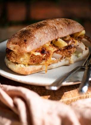 Crispy Panko chicken sandwich with cheese on plate Crispy Panko chicken sandwich with cheese on plate, close-up. Comfort food breakfast, lunch or snack meal Copyright: xAnnaxIvanovax AI180821-15