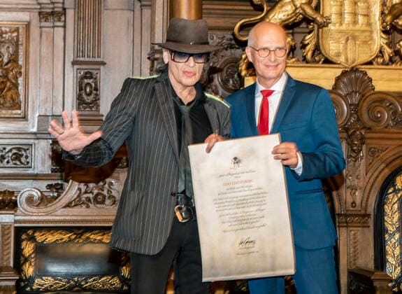 Entertainment Bilder des Tages Erster Buergermeister Peter Tschentscher (SPD) ueberreicht am Mittwochabend (07.09.2022) dem Musiker Udo Lindenberg die Hamburger Ehrenbuergerwuerde. Der Festakt im Rathaus erfolgte im Anschluss an die Abstimmung der Buergerschaft ueber den entsprechenden Senatsantrag. Udo Lindenberg wurde am 17. Mai 1946 in Gronau (Nordrhein-Westfalen) geboren. Seine Biografie und sein Werk sind eng mit Hamburg und Norddeutschland verbunden. Mit markanter Sprache und zeitbezogenen Texten hat Lindenberg der deutschsprachigen Rockmusik zum Durchbruch verholfen und sie ueber Jahrzehnte erfolgreich gemacht. Sein Bemuehen um die innerdeutsche Verstaendigung gehoert zur Geschichte der Wiedervereinigung. (Siehe epd-Meldung vom 07.09.2022) Udo Lindenberg zum Hambu Copyright: epd-bild PhilippxReiss EDITORIAL USE ONLY