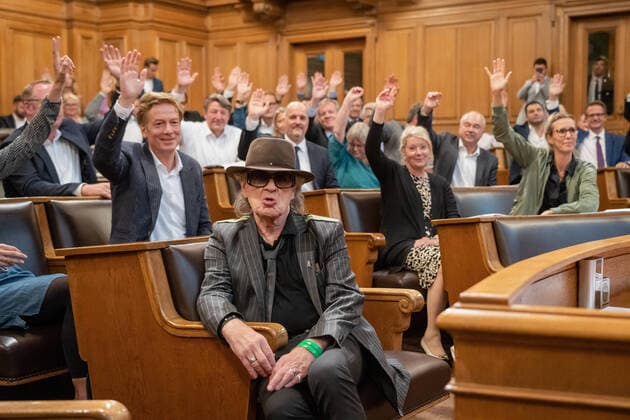 Entertainment Themen der Woche KW36 Ernennung von Udo Lindenberg zum Ehrenbürger von Hamburg - Die Hamburgerische Bürgerschaft stimmt über die Verleihung der Ehrenbürgerschaft ab. Udo Lindenberg sitzt während dessen lässig in der ersten Reihe im Plenarsaal -;Ernennung von Udo Lindenberg zum Ehrenbürger von Hamburg - Die Hamburgerische Bürgerschaft stimmt über die Verleihung der Ehrenbürgerschaft ab. Udo Lindenberg sitzt während dessen lässig in der ersten Reihe im Plenarsaal -, Hamburg Hamburg Deutschland Rathaus *** Appointment of Udo Lindenberg as honorary citizen of Hamburg The Hamburg Parliament votes on the award of honorary citizenship Udo Lindenberg sits casually in the front row in the plenary hall during the Appointment of Udo Lindenberg as honorary citiz