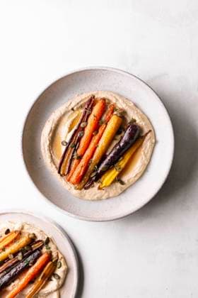 IMAGO Creative, Food, Hummus Honey roasted carrots with hummus in a ceramic bowl. Honey roasted carrots with hummus in a ceramic bowl. Copyright: xJoxBryantx JBR050422-85
