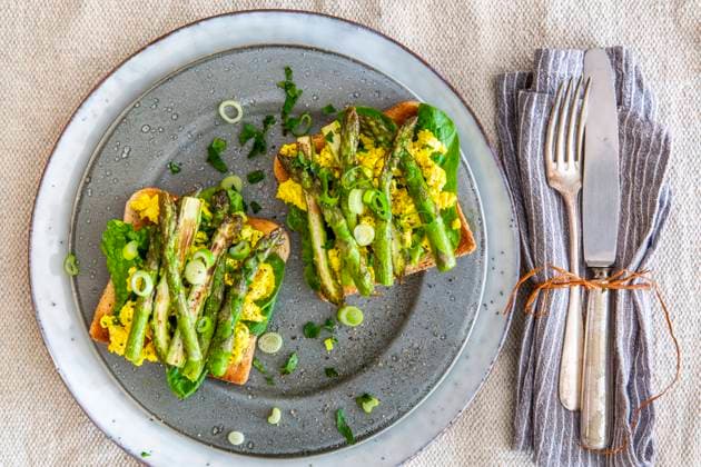 IMAGO Creative: Food, Spargel Healthy vegan breakfast plate with spinach, scrambled tofu and green asparagus on toast Copyright: xClaudiaxHirschberger,xArnexSchmidtx KAS030519-20