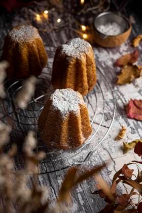 Three mini pandoro with powdered sugar Three mini pandoro with powdered sugar Copyright: xSoniaxBozzox SBO171120-7