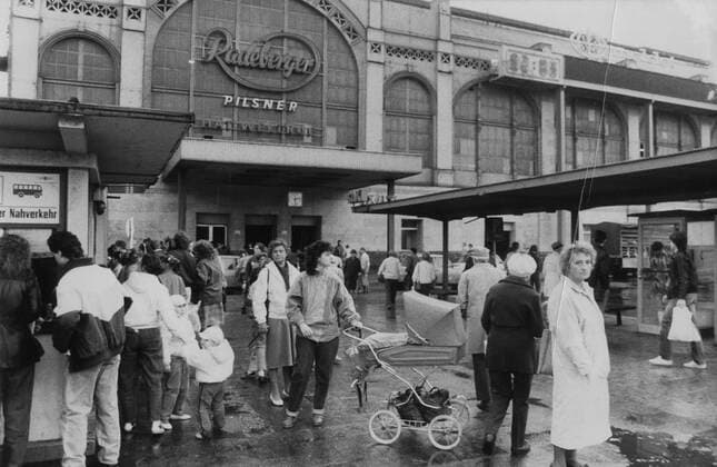 Geschichte, Deutschland, politischer Umbruch (Wende) 1989: 05.10.1989,: Hauptbahnhof, Zerstörungen und Aufräumarbeiten nach der Durchfahrt von Zügen mit DDR-Ausreisenden aus Prag. Quelle Bundesregierung: In Dresden eskaliert die Situation. Am 4. Oktober 1989 werden vier Züge durch den Hauptbahnhof geleitet. Vor und im Gebäude versammeln sich Tausende. Sie besetzen den Bahnhof und die Gleise. Viele wollen im Zug in die Freiheit mitfahren, andere für Freiheit und Reformen demonstrieren. Als die Polizei den Bahnhof räumen will, kommt es zu heftigen Auseinandersetzungen. Bürger werfen mit Pflastersteinen und zünden einen Polizeiwagen an. Die Polizei geht mit Wasserwerfern, Tränengas und Schlagstöcken gegen die Demonstranten vor und nimmt zahlr Copyright: xSZ KlausxThierex