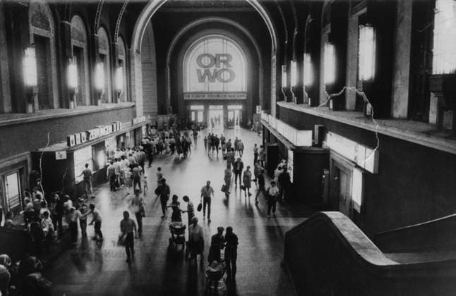 Dresden, historisch, Hauptbahnhof, Innenansicht, Reisende, Werbung für Orwo, 14-07.1988. Veröffentlichung in am 22.07.1988, S. 3: Hauptbahnhof Dresden zwischen 5 und 7 Uhr. Der Hauptbahnhof ist Dresdens größtes öffentliches Gebäude rund 150.000 Passanten täglich (in der Ferienzeit sogar bis zu 180.000) und dazu 580 Züge, die ankommen bzw. den Hbf passieren. In den Morgenstunden ist der Andrang besonders groß, denn da ist neben den Normal -Zügen das schnellfahrende Netz Berufsverkehr absoluter Schwerpunkt Und dazu kommen in diesen Tagen der Urlauberverkehr und die Beförderung von Kindern, die ins Ferienlager fahren. Das musste z B in der ersten Juli-Dekade zusätzlich und mit dem Einsatz einiger Sonderzüge bewältigt werden. 508 Gruppen m Copyright: xSZ GunterxHübnerx