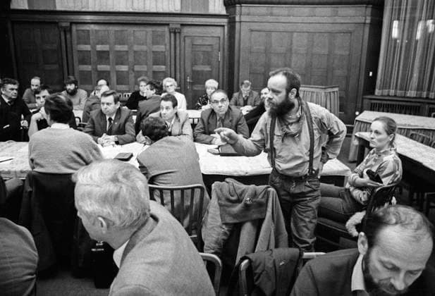 Dresden, historisch, Wende. Umbruch: Bildung eines Runden Tisches für den Bezirk Dresden im Gebäude des Rates des Bezirkes am 8. Dezember 1989, Diskussion, Bürgerrechtler engagier mit Fingerzeig (namentlich nicht benannt). Klaus Thiere ! ACHTUNG Aufnahmedatum laut Beschriftung *** Dresden, historical, Turnaround Upheaval Education one Rounds Tables for the District Dresden at Building of Council of District on 8 December 1989, Discussion, Civil rights activist committed with Hint by name not named Klaus Animals Attention Date of recording according to Lettering Copyright: xSZ KlausxThierex