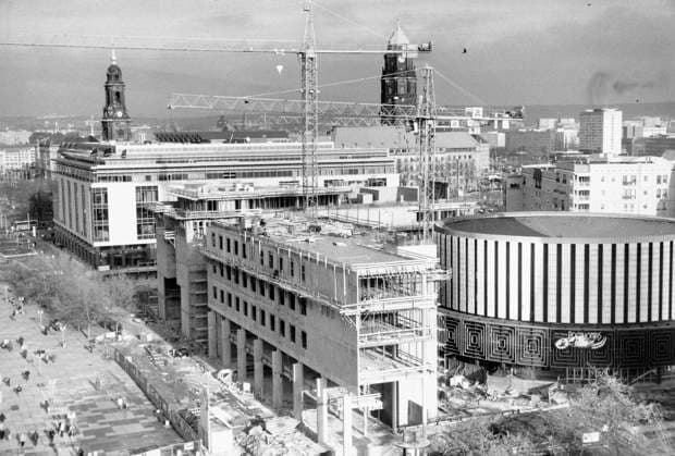 Dresden, historisch, Prager Straße, Baugeschehen, Bauplatz, Überblick (im Hintergrund das Rundkino, Rathausturm, Kreuzkirche), 09.01.1996. Veröffentlichung in Sächsischer Zeitung am 10.01.1996: Kaufhaus wächst weiter. Das Gerippe des neuen Wöhrl-Kaufhauses in der Prager Straße ist schon fast fertig. Massiv schiebt sich der Balkon vor das Ufa-Rundkino. Das Bekleidungshaus mit knapp 6.000 Quadratmetern Verkaufsfläche soll im Oktober dieses Jahres fertig sein, Im Frühjahr wird der Baubeginn für ein Modehaus von 14.000 Quadratmetern Verkaufsfläche sein. In das Gebäude wollen eineinhalb Jahre später die Firmen Peek & Kloppenburg, Hennes Mauritz und Orsay ziehen. Die Investition wird 100 Millionen Mark betragen. Die Fassade der Gebäude wird aus Copyright: xSZ JürgenxLöselx