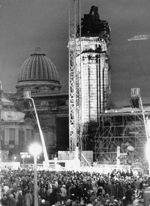 Dresden, historisch, Neumarkt, Frauenkirche (Ruine), Christvesper, Weihnachten, Atmosphäre, 23.12.1995. Bericht in Sächsische Zeitung am 27.12.1995: 30.000 zur Christvesper. Gottesdienst an der Baustelle der Frauenkirche. Dichtgedrängt begingen am Sonnabend 30.000 Dresdner und ihre Gäste einen großen Gottesdienst an der Baustelle der Frauenkirche. Ministerpräsident Kurt Biedenkopf erinnerte in seiner Ansprache zur Christvesper an die Besonderheit des weltweit enorm beachteten einmaligen Kirchenwiederaufbaus, der bis 2006 vollendet werden soll. Sich Zuneigung und gegenseitiger Fürsorge zu besinnen, forderte angesichts der hektischen Welt der evangelische Landesbischof Volker Kreß auf. 103.600 Mark brachte in diesen Jahr die von der Münchner Copyright: xSZ GunterxHübnerx