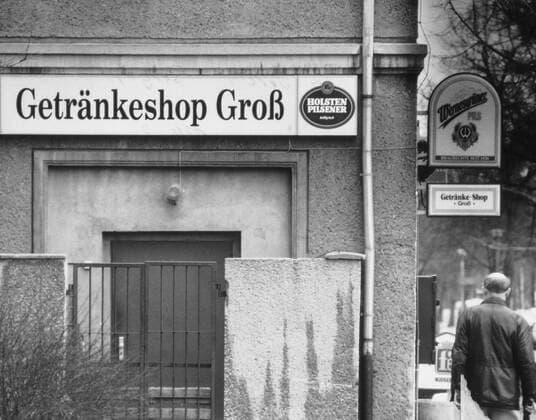 Sachsen, historisch, Verkauf, Einkaufen, Geschäfte, Läden, Handel, Einzelhandel: Getränkeshop, Dresden, Bernhardtstraße, Dezember1993. Veröffentlichung in Sächsische Zeitung am 31.12.1993 - ACHTUNG: Satire, Silvesterspaß: Sächsische Zeitung enthüllt: Die Nebeneinkünfte der Ministerriege. Bildtext: Kultusminister Friedbert Groß scheffelt Prozente - zwischen Schnapsflaschen, Bierkästen und Getränkekartons will er selig werden. Ihm kommt die -Enthüllung am meisten gelegen: Wird doch so das üble Gerücht widerlegt, er hätte kürzlich eine Musikalienhandlung eröffnet und handelte dort mit alten Blockflöten. ! ACHTUNG Aufnahmedatum laut Beschriftung *** Saxony, historical, Sale, Shopping, Businesses, stores, Trade, Retail beverage Copyright: xSZ WaltrautxKossackx
