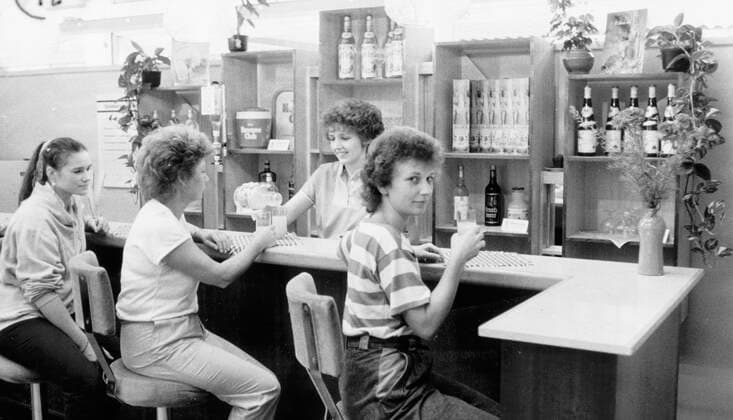 Sachsen, historisch, DDR, Handel, Einzelhandel, Versorgung, Geschäfte, Kaufhäuser, Einkaufen: Dresden, Feinkost-Geschäft an der Prager Straße, Kundinnen (junge Frauen) an Saftbar Cocktail-Bar Erfrischungsbar, 04.08.1987. ! ACHTUNG Aufnahmedatum laut Beschriftung *** Saxony, historical, GDR, Trade, Retail trade, Care, Businesses, department stores, Shopping Dresden, Feinkost Shop to the Prague Street, customers Boy Women to Juice bar Cocktail Bar refreshment bar, 04 08 1987 Attention Date of recording according to Lettering Copyright: xSZ GunterxHübnerx