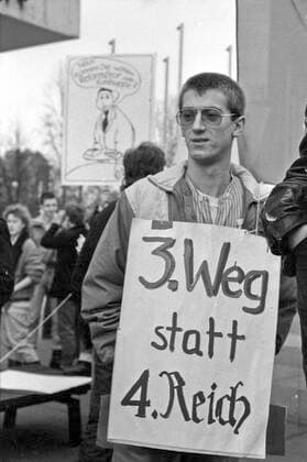 Geschichte, Deutschland, politischer Umbruch (Wende) 1989: Besuch Bundeskanzler Helmut Kohl in Dresden. Demonstration, Plakate. Wilsdruffer Straße Kulturpalast. 19.12.1989. ! ACHTUNG Aufnahmedatum laut Beschriftung *** Story, Germany, political Upheaval Turnaround 1989 Visit Federal Chancellor Helmut Kohl in Dresden Demonstration, Posters Wilsdruffer Street Palace of Culture 19 12 1989 Attention Date of recording according to Lettering Copyright: xSZ MarionxGröningx