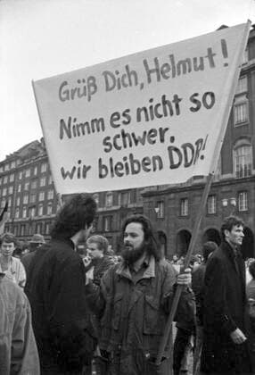 Geschichte, Deutschland, politischer Umbruch (Wende) 1989: Besuch Bundeskanzler Helmut Kohl in Dresden. Demonstration, Plakate. Wilsdruffer Straße Kulturpalast. 19.12.1989. ! ACHTUNG Aufnahmedatum laut Beschriftung *** Story, Germany, political Upheaval Turnaround 1989 Visit Federal Chancellor Helmut Kohl in Dresden Demonstration, Posters Wilsdruffer Street Palace of Culture 19 12 1989 Attention Date of recording according to Lettering Copyright: xSZ MarionxGröningx