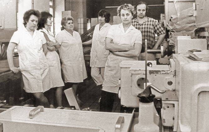Dresden, historisch. Frauen der Riegellinie in der der Schokoladenfabrik Elbflorenz, Freiberger Straße (heute steht dort das WTC World Trade Center) in Dresden, DDR. Sächsische Zeitung Waltraut Kossack, 2. April 1990, Mappe 1078 2, 156.3 Im Frühjahr 1990 wurden in den drei Dresdner Betriebsteilen von Elbflorenz die Maschinen abgestellt. Das traf auch die Frauen von der sogenannten Riegel-Linie. Sie wurden wie die anderen 350 Beschäftigten entlassen. Gerade noch hatten sie in drei Schichten gearbeitet, hatten neben Schokoriegeln auch Marzipankartoffel, Tell-Äpfel und anderen Süßkram für das nichtssozialistische Wirtschaftssystem hergestellt. Jetzt brauchte dieses System sie nicht mehr. Der Handel stornierte die Aufträge. Die Banken verwei Copyright: xSZ WaltrautxKossackx