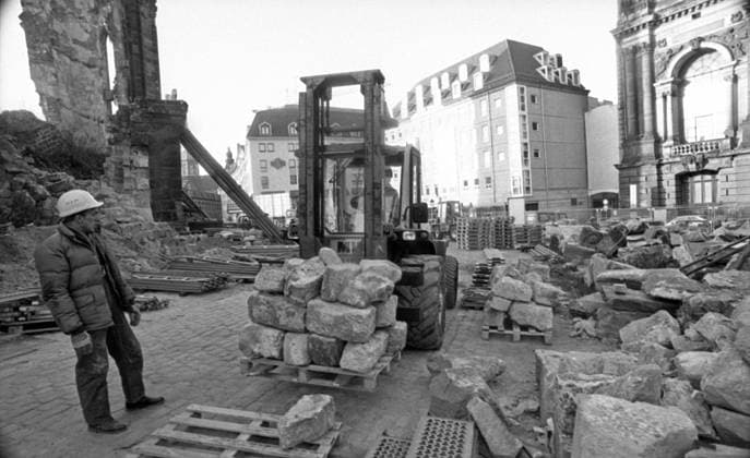 Dresden, historisch, Neumarkt, Frauenkirche (Ruine), Wiederaufbau, Beräumung, Steine werden geborgen, Gabelstapler, Bauarbeiter, 04.01.1993. Veröffentlichung in Sächsische Zeitung am 05.01.1993, Bildunterschrift: Fast 48 Jahre nach dem Dresdner Inferno ist gestern mit der Beräumung der Ruine der Frauenkirche begonnen worden. Es ist ein ersten Schritt zur archäologischen Rekonstruktion des im Februar 1945 ausgebrannten bedeutendsten protestantischen Kirchenbaus Deutschlands. In etwa zehn Jahren soll die Kirche wieder das Stadt Panorama mitprägen. Voraussichtlich in vier Wochen beginnt die Hebung des etwa 2400 Kubikmeter großen Trümmerberges. Waltraud Kossack ! ACHTUNG Aufnahmedatum laut Beschriftung *** Dresden, historical, new market Copyright: xSZ WaltraudxKossackx