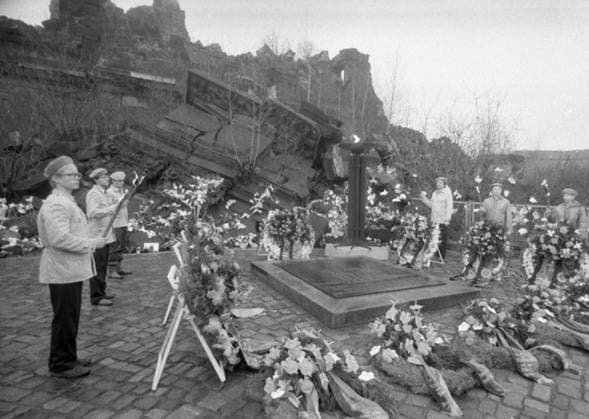 Sachsen, DDR, historisch, internationale Beziehungen, Delegationen, Austausch von Organisationen: Dresden, rund 400 Jugendliche aus Frankreich und der DDR (FDJ-ler) bei einem Meeting Kundgebung an der Ruine der Frauenkirche (Gedenktafel), Kranzniederlegung. Die Fackeln wurden anschließend bei einer Friedensstafette durch das Stadtzentrum zur Georg-Schumann-Gedenkstätte an der TU Dresden getragen. Hintergrund: Die jungen französischen Gäste weilten auf Grundlage einer Vereinbarung des Bezirkskomitees Dresden der Liga für Völkerfreundschaft und des Departementskomitees Meurthe-et-Moselle der Freundschaftsgesellschaft Frankreich-DDR in Ferienlagern im Bezirk Dresden. ! ACHTUNG Aufnahmedatum laut Beschriftung *** Saxony, GDR, histori Copyright: xSZ GunterxHübnerx
