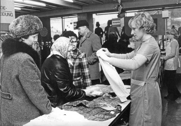 Sachsen, historisch, DDR, Handel, Einzelhandel, Versorgung, Geschäfte, Kaufhäuser, Einkaufen: Bautzen, Haus der Mode, Abteilung Damentrikotagen, Verkäuferin berät Kundinnen (namentlich nicht benannt, 06.01.1981. ! ACHTUNG Aufnahmedatum laut Beschriftung *** Saxony, historical, GDR, Trade, Retail trade, Care, Businesses, department stores, Shopping Bautzen, House the Fashion, Department womens jerseys, Saleswoman advises customers by name not named, 06 01 1981 Attention Date of recording according to Lettering Copyright: xSZ WaltrautxKossackx