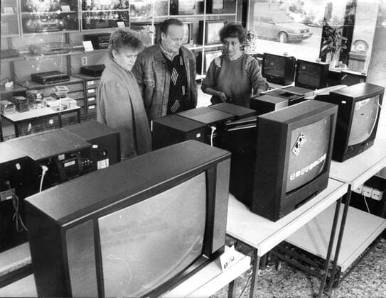 Sachsen, historisch, Handel, Einzelhandel, Versorgung, Geschäfte, Kaufhäuser, Einkaufen: Dresden, Borsbergstraße, RFT-Geschäft, Fernseher, Verkäuferin berät Kunden (namentlich nicht benannt), 02.01.1993. Bildtext: Im Rundfunkladen an der Borsbergstraße gab es am Sonnabend noch alles zu alten Preisen. Nach Geschäftsschluss wurde auch dort auf 15 Prozent Mehrwertsteuer umgestellt. Klaus Thiere ! ACHTUNG Aufnahmedatum laut Beschriftung *** Saxony, historical, Trade, Retail trade, Care, Businesses, department stores, Shopping Dresden, Borsbergstrasse, RFT Business, TV, Saleswoman advises Customers by name not named , 02 01 1993 Caption at radio shop to the Borsbergstraße GAB it on Saturday still all to Old praise to Closing t Copyright: xSZ KlausxThierex