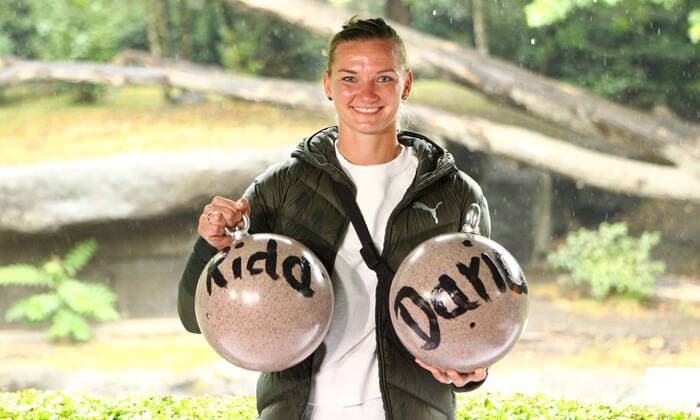 Entertainment Themen der Woche KW36 Entertainment Bilder des Tages Die deutsche Fußball-Nationalspielerin Alexandra Popp vom Bundesligisten VfL Wolfsburg bei der Taufe der Tigerbabys am Donnerstagnachmittag im Tierpark Hagenbeck vor dem Tigergehege. Die Tigermädchen waren Ende Mai zur Welt gekommen. Beim Dauerregen ließen sich die Tigerbabys, die auf die Namen Darla und Rida getauft wurde, allerdings nicht sehen. Stellingen Hamburg *** The German national soccer player Alexandra Popp of the Bundesliga team VfL Wolfsburg at the christening of the tiger babies on Thursday afternoon in the Hagenbeck Zoo in front of the tiger enclosure The tiger girls were born at the end of May In the continuous rain, however, the tiger babies, who were baptized Darla and Rida, could not be seen Stellingen Hamburg
