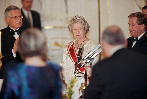 ***FILE PHOTO*** Queen Elizabeth II, center, attends the gala dinner hosted by Czech President Vaclav Havel, right, at the Prague Castle, Czech Republic, on March 27, 1996. On the left side is seen Czech Prime Minister Vaclav Klaus. (CTKxPhoto StanislavxZbynek) CTKPhotoFO00142193 