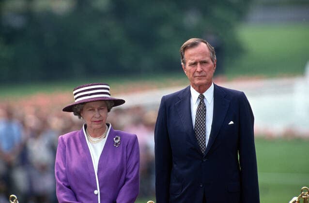 **FILE PHOTO** Queen Elizabeth II Has Passed Away. United States President George H.W. Bush, right, stands next to Queen Elizabeth II of Great Britain, left, as he welcomes her for a State Visit on the South Lawn of the White House in Washington, DC on May 14, 1991. Copyright: xCNPx MediaPunchx