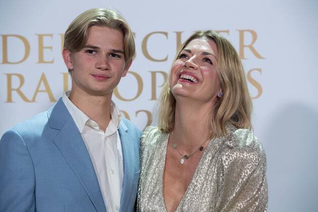 Nina BOTT, actress, with son Lennox, red carpet, red carpet show, arrival, arrival, German Radio Award 2022 ceremony in Hamburg on 08 09 2022,