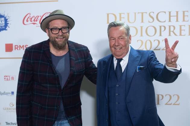 Gregor MEYLE, singer, musician, Roland KAISER, musician, singer, red carpet, red carpet show, arrival, arrival, German Radio Award 2022 ceremony in Hamburg on 08 09 2022,