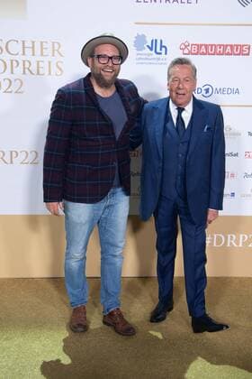 Gregor MEYLE, singer, musician, Roland KAISER, musician, singer, red carpet, red carpet show, arrival, arrival, German Radio Award 2022 ceremony in Hamburg on 08 09 2022,