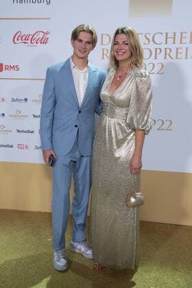 Nina BOTT, actress, with son Lennox, red carpet, red carpet show, arrival, arrival, German Radio Award 2022 ceremony in Hamburg on 08 09 2022,