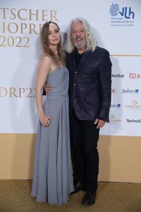 Roland ORZABAL with partner Emily RATH, TEARS FOR FEARS, music group, red carpet, red carpet show, arrival, arrival, German Radio Award 2022 ceremony in Hamburg on 08 09 2022,