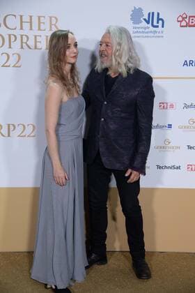 Roland ORZABAL with partner Emily RATH, TEARS FOR FEARS, music group, red carpet, red carpet show, arrival, arrival, German Radio Award 2022 ceremony in Hamburg on 08 09 2022,