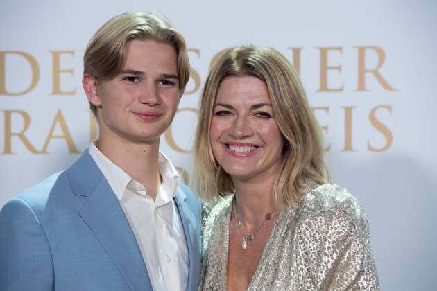 Nina BOTT, actress, with son Lennox, red carpet, red carpet show, arrival, arrival, German Radio Award 2022 ceremony in Hamburg on 08 09 2022,