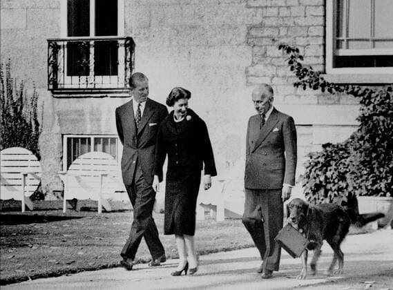 October 15, 1957, OTTAWA, ON, CANADA: Queen Elizabeth II strolls in the gardens at Rideau Hall, accompanied by Governor General Vincent Massey and Prince Philip, in Ottawa, Oct. 15, 1957. Duff , a golden retriever, is carrying her handbag. OTTAWA CANADA  - ZUMAc35_ 19571015_zaf_c35_003 Copyright: xPeelx
