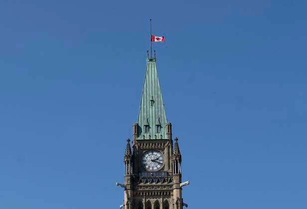 September 8, 2022, Ottawa, ON, Canada: The flag on the Peace tower flies at half mast on Thursday, Sept. 8, 2022 in Ottawa to recognize the death of Queen Elizabeth. Ottawa Canada  - ZUMAc35_ 20220908_zaf_c35_034 Copyright: xAdrianxWyldx