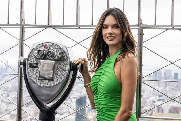 Empire State Building celebrates Brazil’s 200th Independence Day Alessandra Ambrosio wearing dress by Alexander McQeen and shoes by La Femme visits Empire State Building to celebrate Brazil’s 200th Independence Day. She was joined by Maria Nazareth Farani Azevedo, Consul General of Brazil in New York. They attended lighting ceremony and posed on grand staircase and observation deck. New York New York United States Copyright: LevxRadin