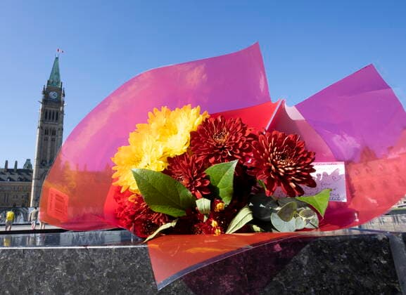September 8, 2022, Ottawa, ON, Canada: Flowers sit on the Centennial flame in front of the Peace tower with a message thanking the Queen for her service on Thursday, Sept. 8, 2022 in Ottawa. Ottawa Canada  - ZUMAc35_ 20220908_zaf_c35_063 Copyright: xAdrianxWyldx