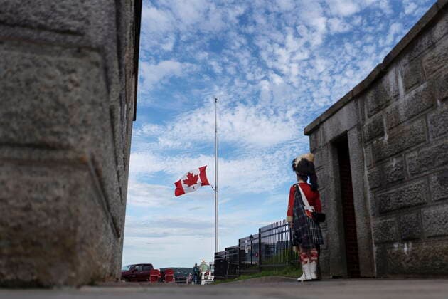 September 8, 2022, Halifax, NS, Canada: The Canadian flag flies at half-mast as a guard in traditional dress stands at the Halifax Citadel in Halifax, N.S. following the passing of Queen Elizabeth II on Thursday, September 8, 2022. Halifax Canada  - ZUMAc35_ 20220908_zaf_c35_065 Copyright: xDarrenxCalabresex