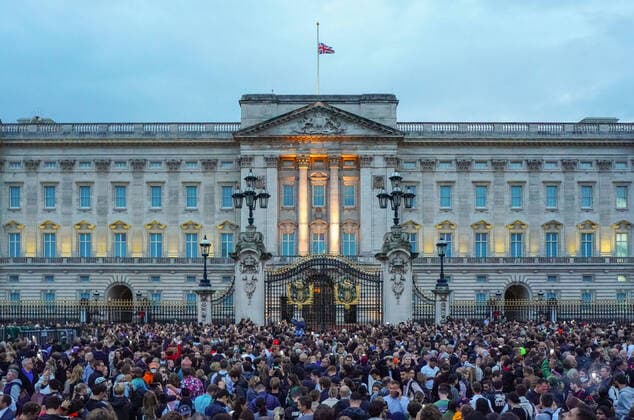 News Themen der Woche KW36 Thousands Of People Gather Outside Buckingham Palace Mourning The Queen s Death Thousands of people gather outside Buckingham Palace, London, 8 September 2022, after the official announcement of the death of Queen Elizabeth II. The flag was lowered to half-mast at Buckingham Palace. London United Kingdom  Copyright: xAlexanderxMakx originalFilename: mak-notitle221008_np5Yt.jpg