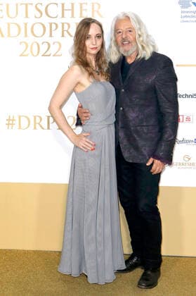 Roland Orzabal of Tears for Fears with wife Emily Rath at the German Radio Award 2022 ceremony at Schuppen 52 Hamburg, 08 09 2022 Foto:xC.xTamckex xFuturexImage