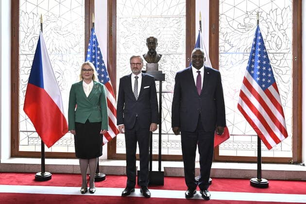 News Themen der Woche KW36 News Bilder des Tages Czech Prime Minister Petr Fiala, center, meets U.S. Secretary of Defense Lloyd Austin, right, during his visit in Prague, Czech Republic, on Friday, September 9, 2022. At left is Czech Defence Minister Jana Cernochova. (CTKxPhoto KaterinaxSulova) CTKPhotoP2022090905304 